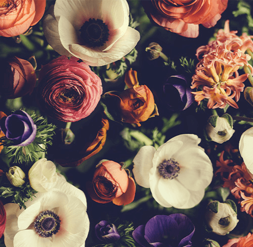 Kvetinová výzdoba na&nbsp;svadobný stôl s čerstvými kvetmi.