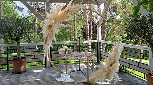 Svadobný obradný kruh s pampovou trávou na&nbsp;terase v Meridiane Bojnice.